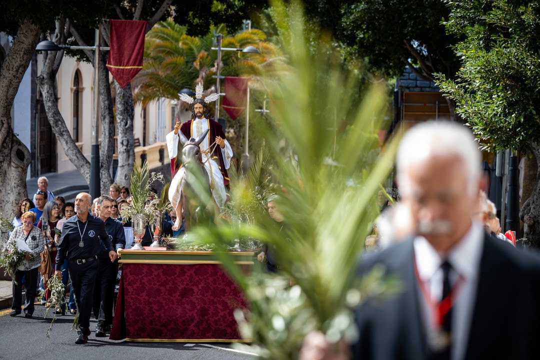 La procesión de los Pasos Chicos, protagonistas del inicio de la Semana Santa adejera